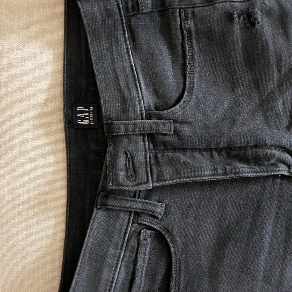 GAP favorite jegging distressed, black. SIZE: 6/28